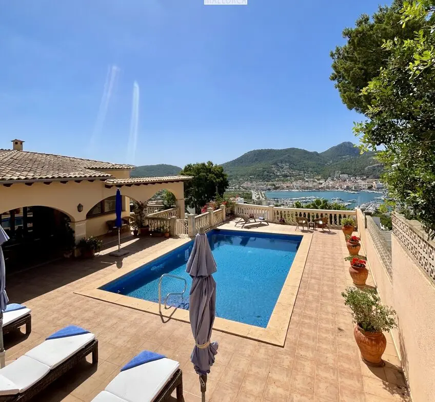 Mediterrane Villa mit beeindruckendem Hafenblick! Fussläufig mit Ferienlizenz!