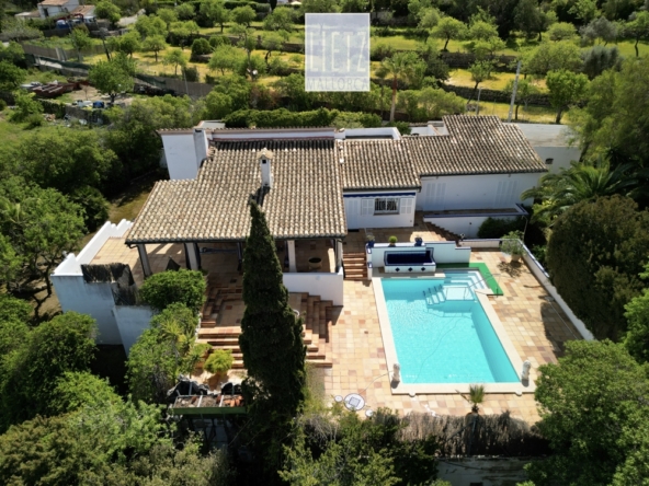 Bungalow mit Pool zur Modernisierung in Lauflage zum Hafen