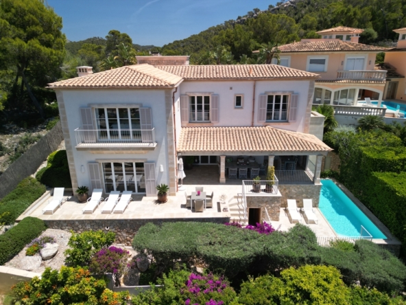 Herrschaftliche Villa mit Blick auf das Meer und den Hafen. Fußläufig zum Ortskern!