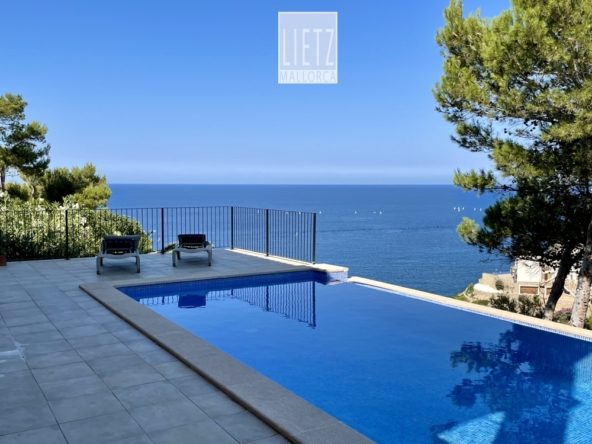 Ruhige Lage und fantastischer Meerblick! Mediterrane Villa mit viel Potenzial!