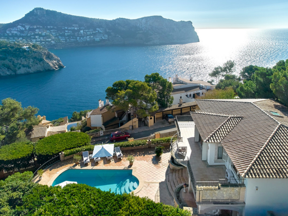 Mediterrane Villa mit wunderschönem Hafenblick auf La Mola