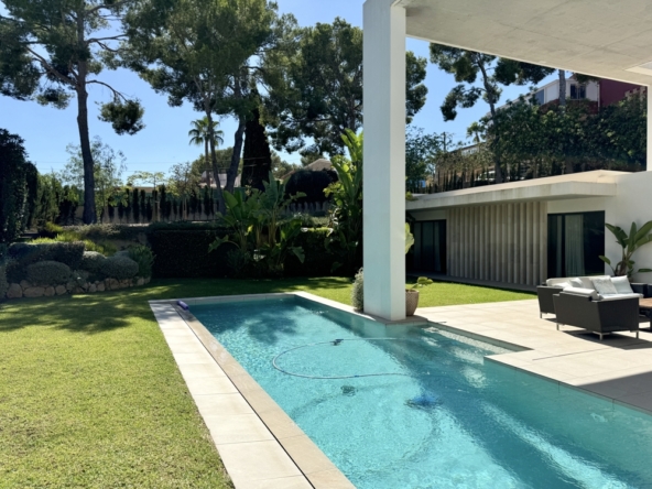 Wunderschöne Villa mit moderner Architektur in einer ruhigen Lage in Santa Ponsa.